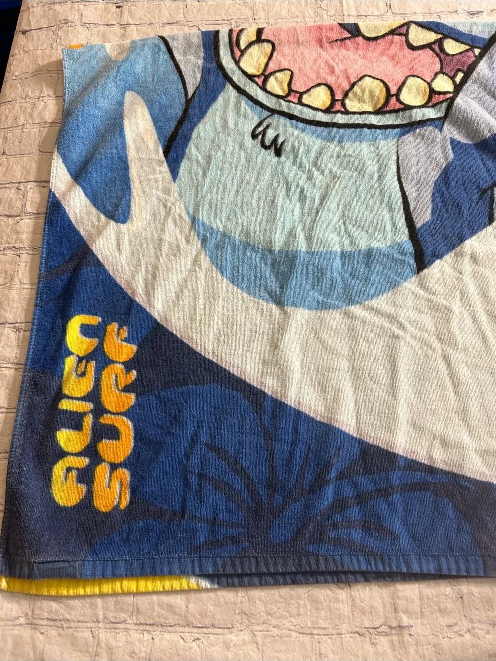 THE DISNEY STORE ALIEN SURF BEACH GRAPHIC STITCH RIDING A SURFBOARD TOWEL